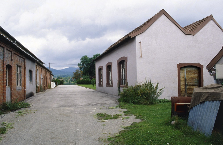Façade de l'atelier de fabrication (à gauche) et atelier de réparation (à droite). © Yves Sancey / Région Bourgogne-Franche-Comté, Inventaire du patrimoine - 2000