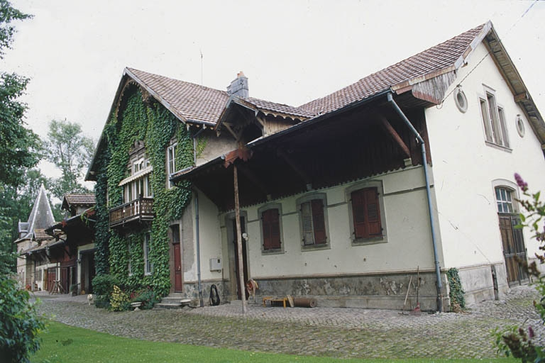 Façade antérieure de la ferme vue de trois quarts. © Yves Sancey / Région Bourgogne-Franche-Comté, Inventaire du patrimoine - 2000