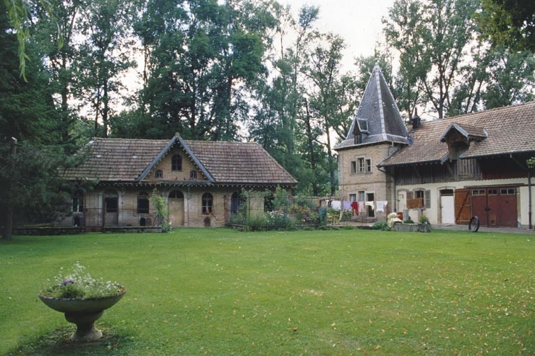 Poulailler, pigeonnier et lavoir (à gauche) et logement (à droite). © Yves Sancey / Région Bourgogne-Franche-Comté, Inventaire du patrimoine - 2000