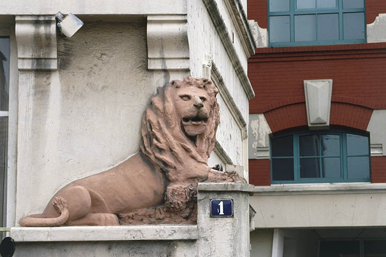Détail du lion ornant l'entrée de l'usine. © Yves Sancey / Région Bourgogne-Franche-Comté, Inventaire du patrimoine - 2000