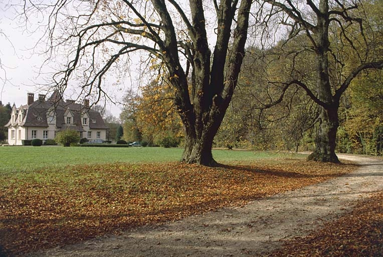 Vue d'ensemble depuis l'est. © Yves Sancey / Région Bourgogne-Franche-Comté, Inventaire du patrimoine - 2000
