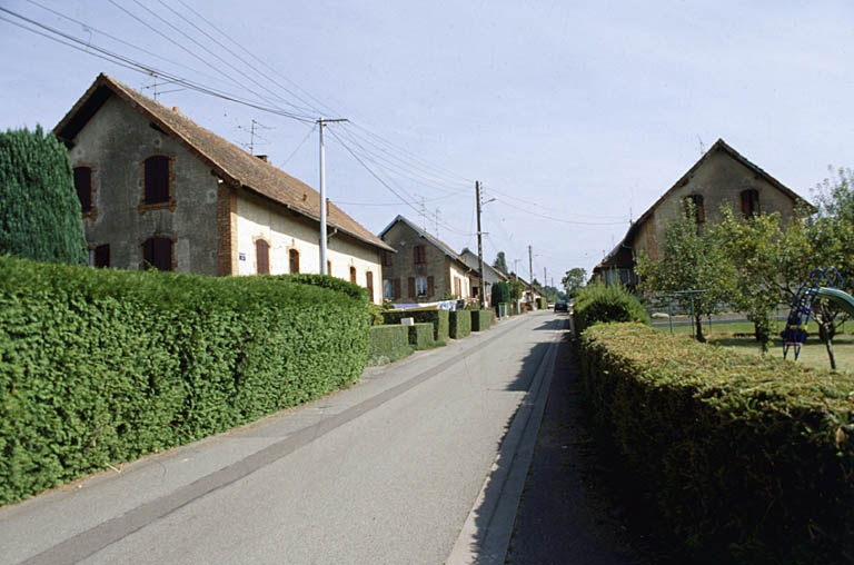 Vue d'ensemble de la 1ère rue. © Yves Sancey / Région Bourgogne-Franche-Comté, Inventaire du patrimoine - 2001