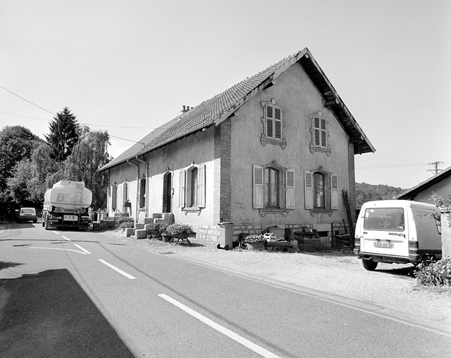 Maison à double logement, avec décor de baies en briques. © Yves Sancey / Région Bourgogne-Franche-Comté, Inventaire du patrimoine - 2001
