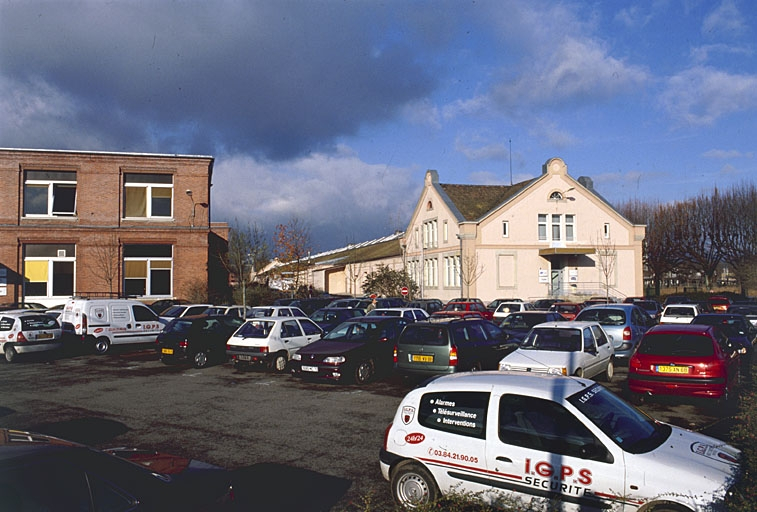 Atelier de finissage et bâtiment des magasins et des bureaux : vue de trois quarts. © Jérôme Mongreville / Région Bourgogne-Franche-Comté, Inventaire du patrimoine - 2001