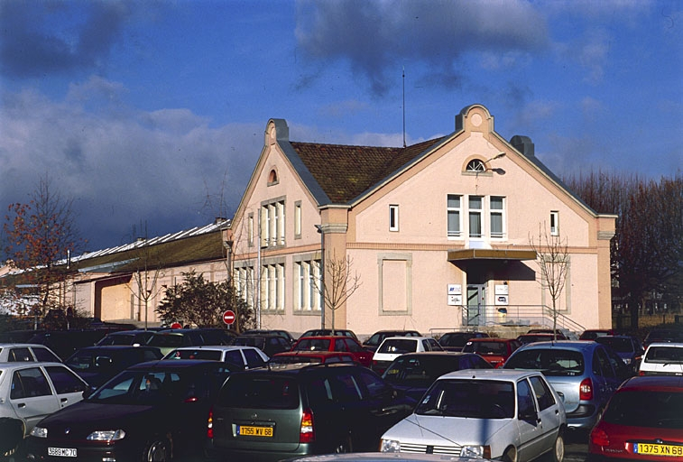Bâtiment des magasins et des bureaux : vue de trois quarts. © Jérôme Mongreville / Région Bourgogne-Franche-Comté, Inventaire du patrimoine - 2001
