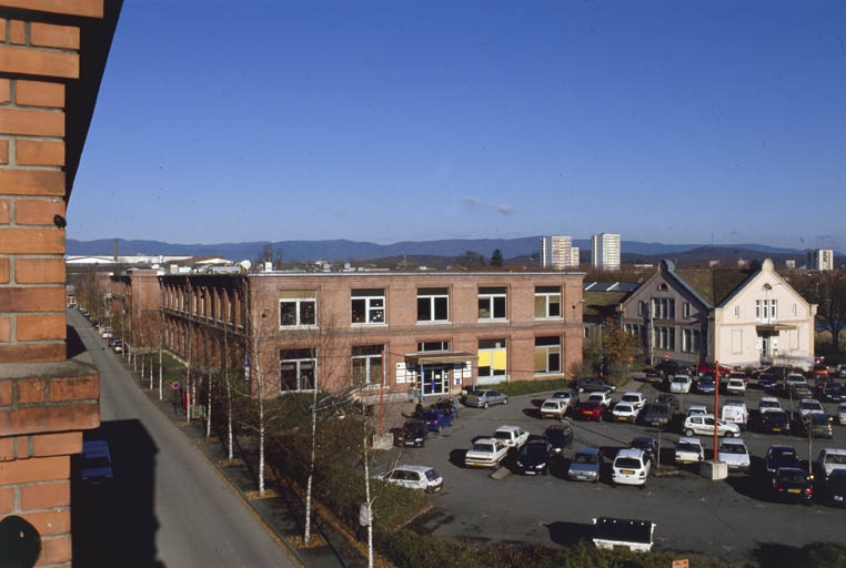 Atelier de finissage et bâtiment des magasins et des bureaux : vue depuis le sud-ouest. © Jérôme Mongreville / Région Bourgogne-Franche-Comté, Inventaire du patrimoine - 2001