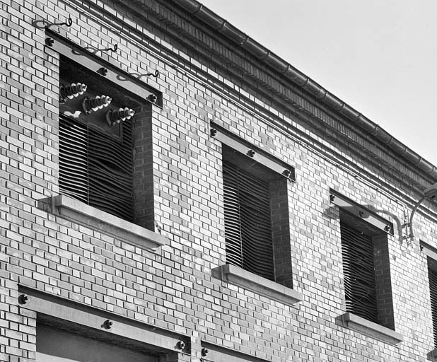 Transformateur : détail des baies supérieures. © Jérôme Mongreville / Région Bourgogne-Franche-Comté, Inventaire du patrimoine - 2001