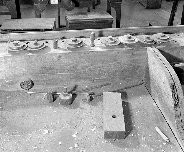 Jeu d'outils de tailles différentes posés sur l'établi. © Jérôme Mongreville / Région Bourgogne-Franche-Comté, Inventaire du patrimoine - 2002