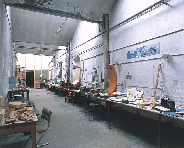 Tables de travail le long du mur ouest de l'atelier de gainerie. © Yves Sancey / Région Bourgogne-Franche-Comté, Inventaire du patrimoine - 2002