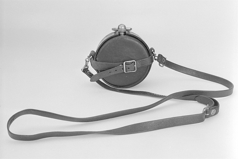 Vue d'ensemble avec l'étui en cuir. © Jérôme Mongreville / Région Bourgogne-Franche-Comté, Inventaire du patrimoine - 2002