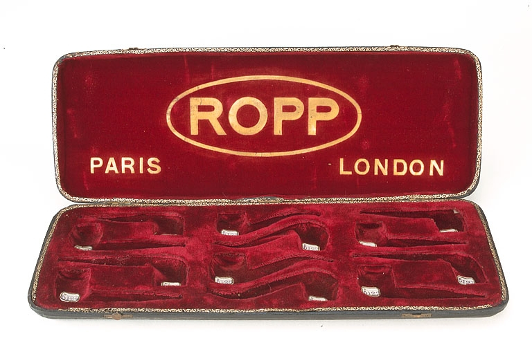 Coffret-présentoir de pipes. Vue de face. © Jérôme Mongreville / Région Bourgogne-Franche-Comté, Inventaire du patrimoine - 2002