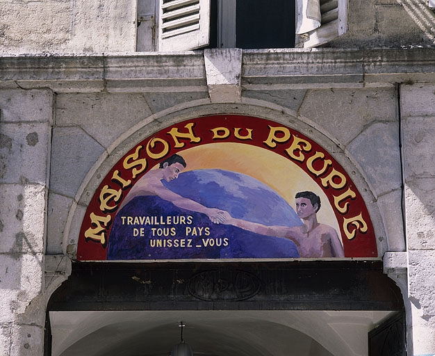 Copie du dessus-de-porte, surmontant actuellement la porte cochère. © Jérôme Mongreville / Région Bourgogne-Franche-Comté, Inventaire du patrimoine - 2002