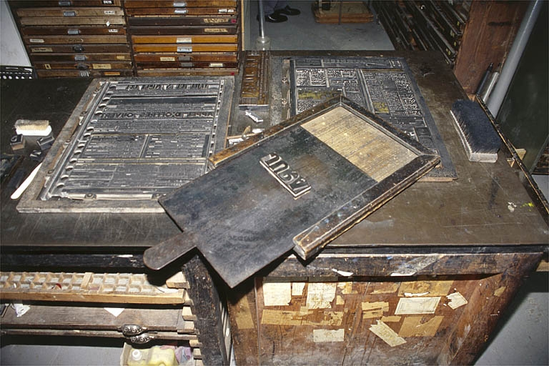 Galée en acier, posée sur un marbre. © Yves Sancey / Région Bourgogne-Franche-Comté, Inventaire du patrimoine - 2002