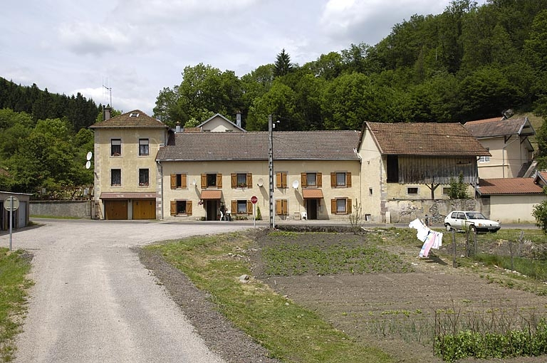 Logements vus depuis le sud. © Jérôme Mongreville / Région Bourgogne-Franche-Comté, Inventaire du patrimoine - 2005