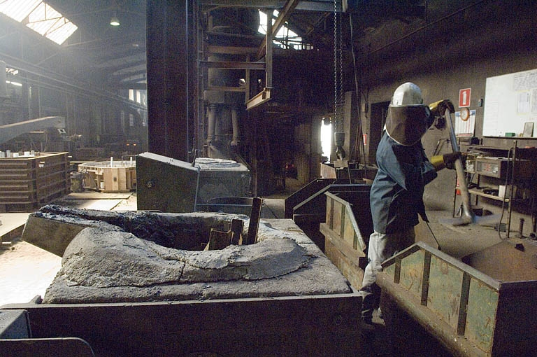 Chargement d'un four. © Jérôme Mongreville / Région Bourgogne-Franche-Comté, Inventaire du patrimoine - 2006