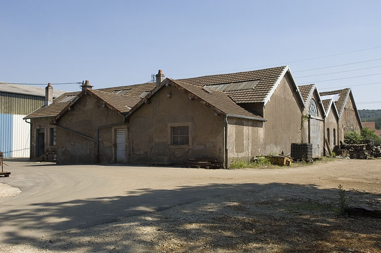 Atelier de fonderie primitif vu de trois quarts arrière. © Jérôme Mongreville / Région Bourgogne-Franche-Comté, Inventaire du patrimoine - 2006
