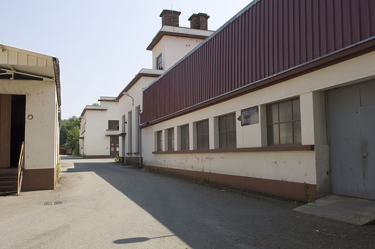 Passage entre l'atelier de fabrication et les bâtiments liés à l'énergie. © Jérôme Mongreville / Région Bourgogne-Franche-Comté, Inventaire du patrimoine - 2006