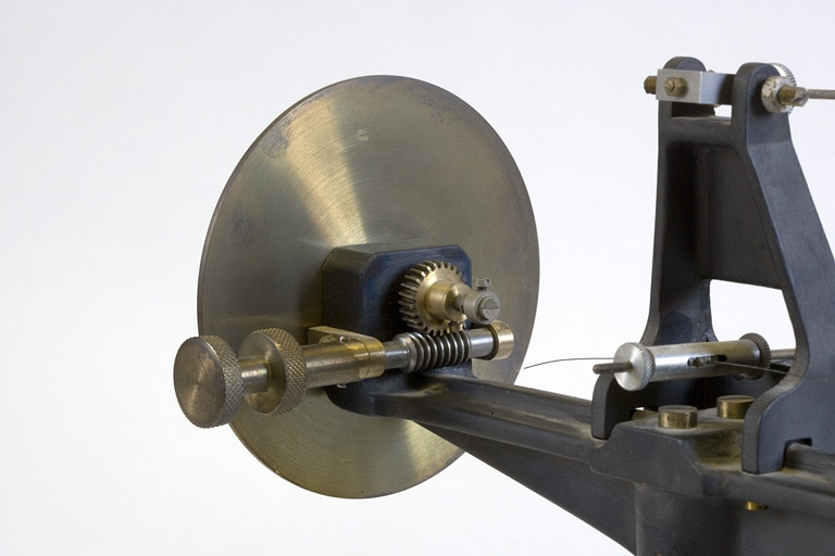 Système de réglage à l'arrière de la platine verticale. © Yves Sancey / Région Bourgogne-Franche-Comté, Inventaire du patrimoine - 2007