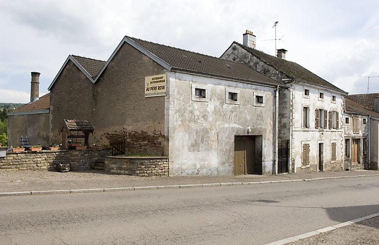 Atelier de fabrication et chai au premier plan, logement au second plan. © Jérôme Mongreville / Région Bourgogne-Franche-Comté, Inventaire du patrimoine - 2007