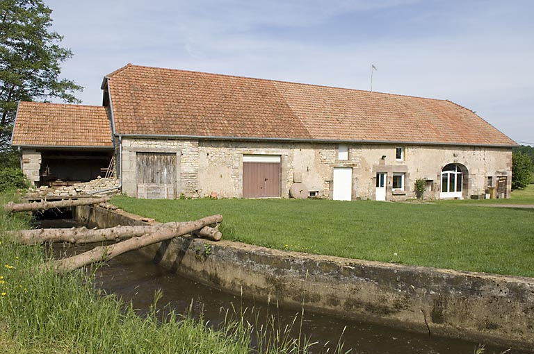 Bief d'amenée et façade antérieure. © Jérôme Mongreville / Région Bourgogne-Franche-Comté, Inventaire du patrimoine - 2007