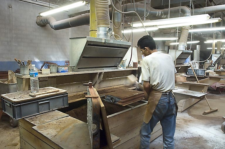 Poste de moulage. Le sable est tassé avec un instrument manuel. © Jérôme Mongreville / Région Bourgogne-Franche-Comté, Inventaire du patrimoine - 2007