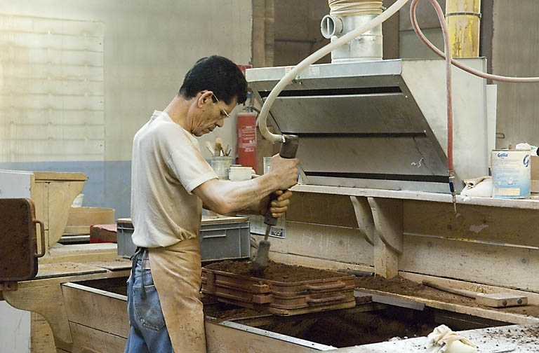 Poste de moulage. Le sable est tassé avec un outils pneumatique. © Jérôme Mongreville / Région Bourgogne-Franche-Comté, Inventaire du patrimoine - 2007