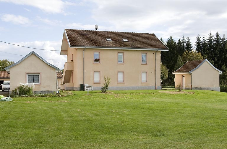 Logement ouvrier. Façade depuis la route. © Jérôme Mongreville / Région Bourgogne-Franche-Comté, Inventaire du patrimoine - 2007
