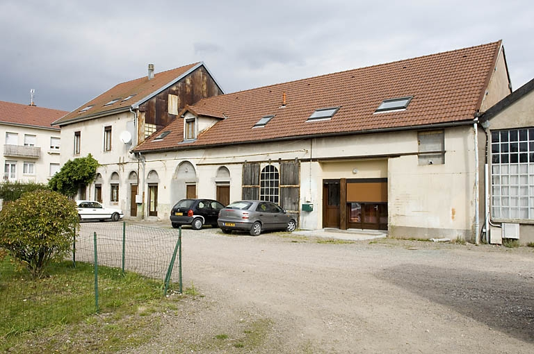Façades sur cour: logement patronal et ancien atelier de fabrication (?). © Jérôme Mongreville / Région Bourgogne-Franche-Comté, Inventaire du patrimoine - 2007