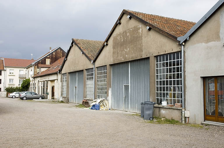 Façades et murs-pignons des ateliers de fabrication. Vue depuis le sud. © Jérôme Mongreville / Région Bourgogne-Franche-Comté, Inventaire du patrimoine - 2007