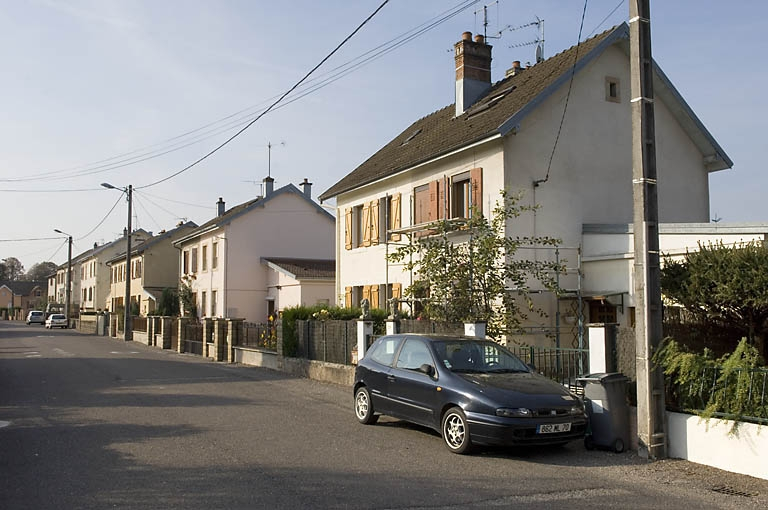 Logements ouvriers (rue Saint-Quentin). Vue depuis le nord. © Jérôme Mongreville / Région Bourgogne-Franche-Comté, Inventaire du patrimoine - 2007