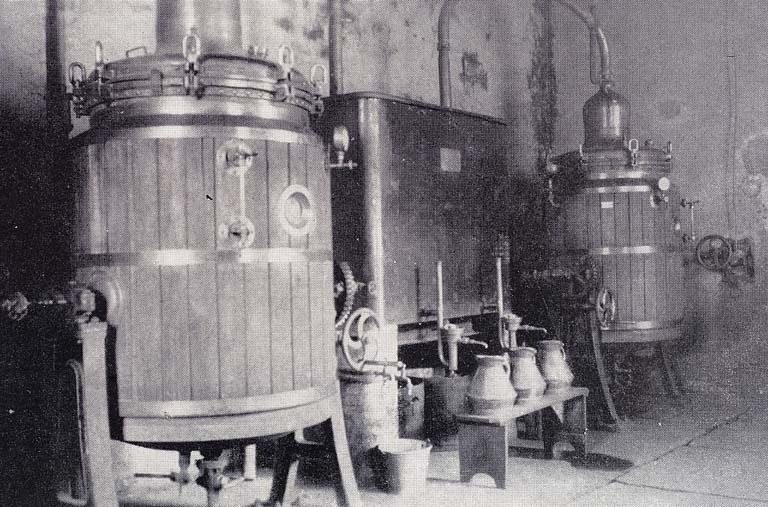 Atelier de distillation. Les alambics. © Jérôme  Mongreville (reproduction) / Région Bourgogne-Franche-Comté, Inventaire du patrimoine - 2007