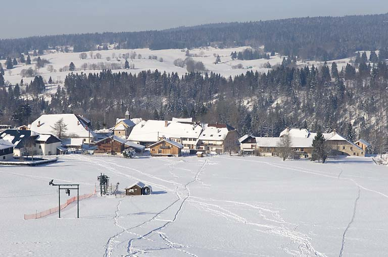 Vue du hameau d'Entre-les-Fourgs et du téléeski depuis la côte Marguiron. © Jérôme Mongreville / Région Bourgogne-Franche-Comté, Inventaire du patrimoine - 2008