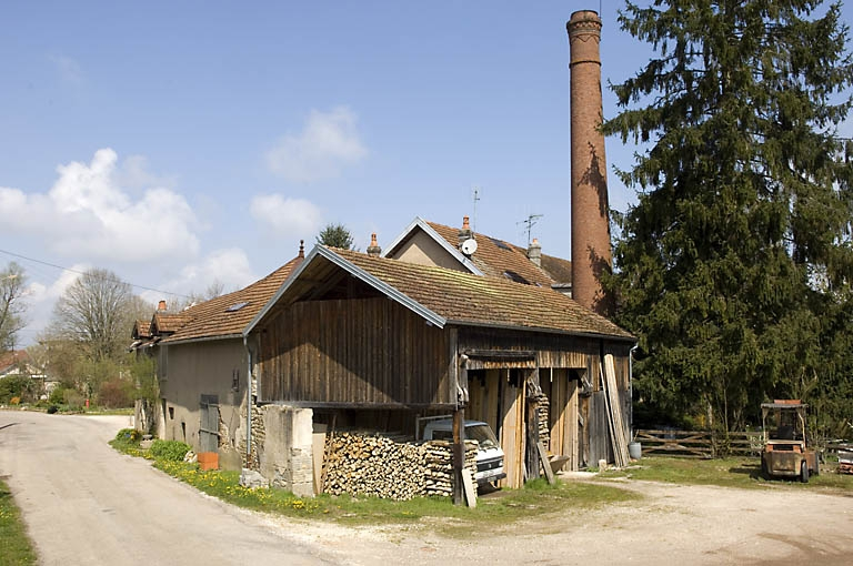 Atelier et cheminée de la scierie depuis le sud (cadrage horizontal). © Jérôme Mongreville / Région Bourgogne-Franche-Comté, Inventaire du patrimoine - 2008