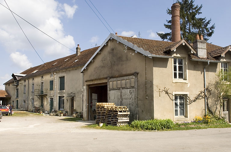 Façade antérieure du moulin vue de trois quarts. © Jérôme Mongreville / Région Bourgogne-Franche-Comté, Inventaire du patrimoine - 2008