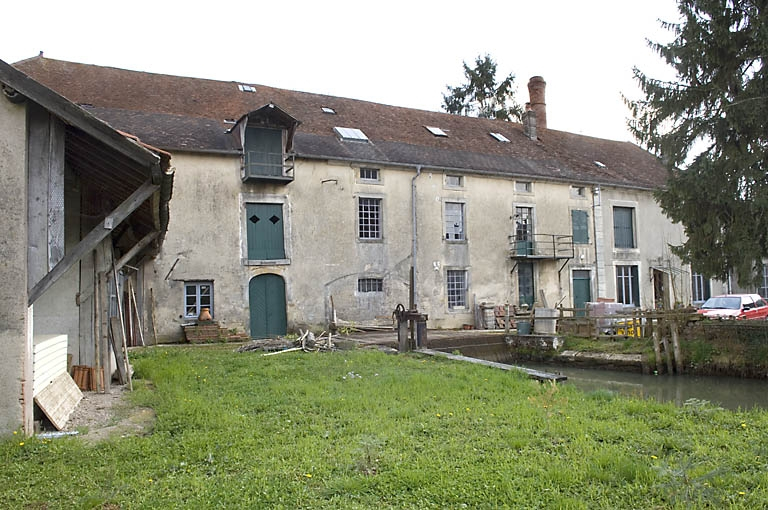 Façade antérieure depuis le nord-ouest. © Jérôme Mongreville / Région Bourgogne-Franche-Comté, Inventaire du patrimoine - 2008