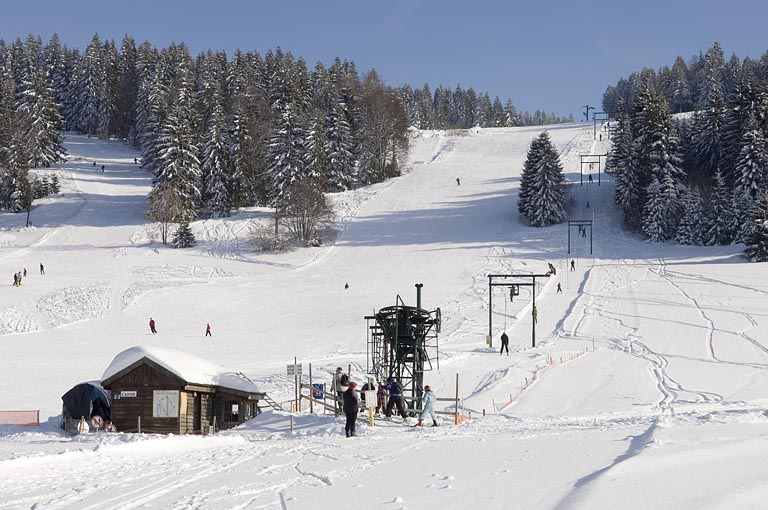 Vue d'ensemble du téleski d'Entre-les-Fourgs. © Jérôme Mongreville / Région Bourgogne-Franche-Comté, Inventaire du patrimoine - 2009