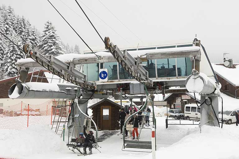 Arrivée aux Tavins du télésiège provenant du domaine de Piquemiette. © Jérôme Mongreville / Région Bourgogne-Franche-Comté, Inventaire du patrimoine - 2009