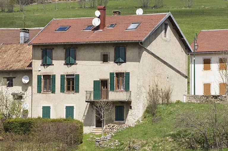 Façade postérieure du côté de la route des Alpes. © Jérôme Mongreville / Région Bourgogne-Franche-Comté, Inventaire du patrimoine - 2009