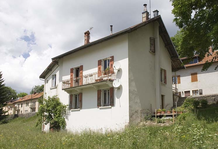 Façade postérieure de trois quarts droit. © Jérôme Mongreville / Région Bourgogne-Franche-Comté, Inventaire du patrimoine - 2009