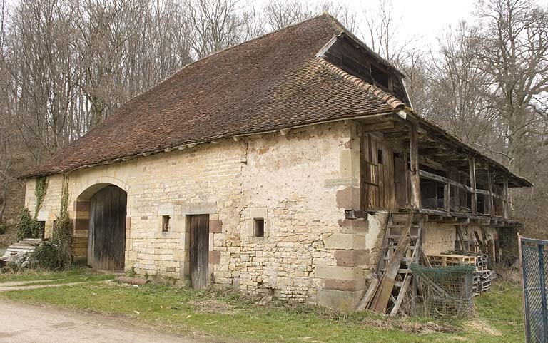 Bâtiment agricole (remise, grange, écurie). Vue de trois quarts. © Jérôme Mongreville / Région Bourgogne-Franche-Comté, Inventaire du patrimoine - 2009