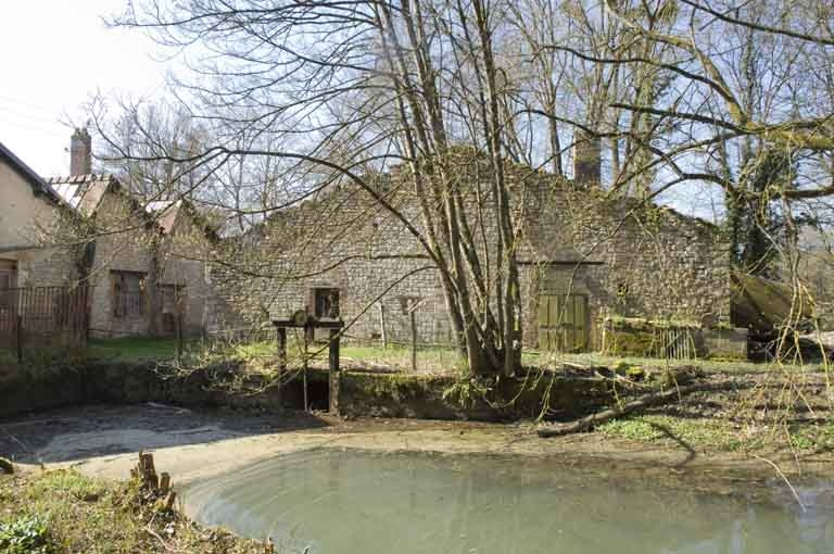 Bief d'amenée et pignon de l'entrepôt industriel (?). © Jérôme Mongreville / Région Bourgogne-Franche-Comté, Inventaire du patrimoine - 2009