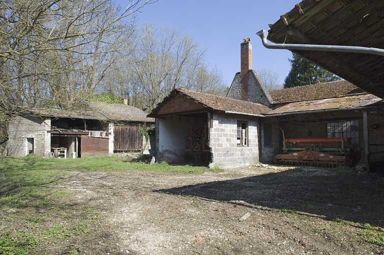 Dépendances à l'ouest. © Jérôme Mongreville / Région Bourgogne-Franche-Comté, Inventaire du patrimoine - 2009