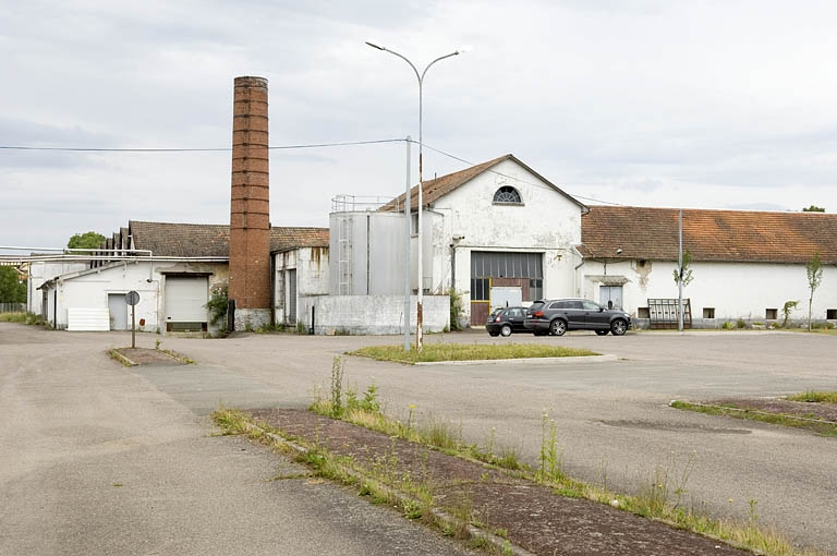 Atelier de fabrication, cheminée et salle des machine depuis le sud-ouest. © Jérôme Mongreville / Région Bourgogne-Franche-Comté, Inventaire du patrimoine - 2009