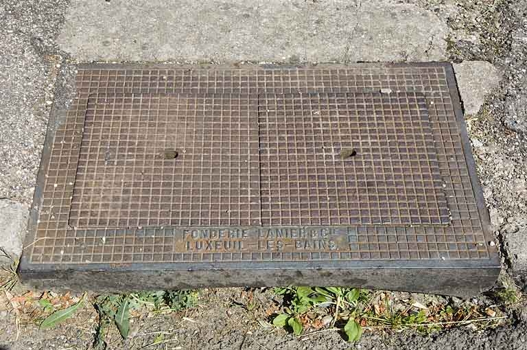 Plaque de voirie en fonte. (commune de Fougerolles). © Jérôme Mongreville / Région Bourgogne-Franche-Comté, Inventaire du patrimoine - 2009