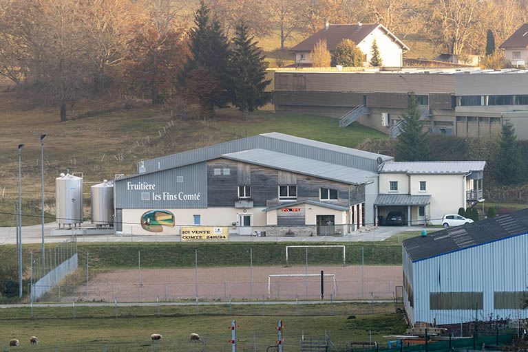 Vue plongeante sur la façade antérieure, depuis le nord. © Sonia Dourlot / Région Bourgogne-Franche-Comté, Inventaire du patrimoine - 2018