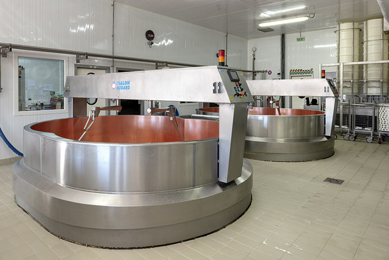 Atelier de fabrication : deux des trois cuves. © Sonia Dourlot / Région Bourgogne-Franche-Comté, Inventaire du patrimoine - 2018