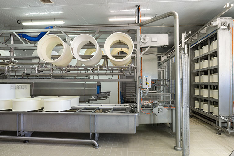 Atelier de fabrication : installations de soutirage et moulage à gauche, de pressage à droite. © Sonia Dourlot / Région Bourgogne-Franche-Comté, Inventaire du patrimoine - 2018