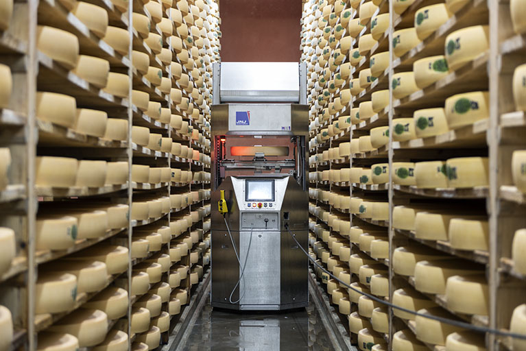 Cave d'affinage : intérieur d'une pièce avec le robot de soins. © Sonia Dourlot / Région Bourgogne-Franche-Comté, Inventaire du patrimoine - 2018