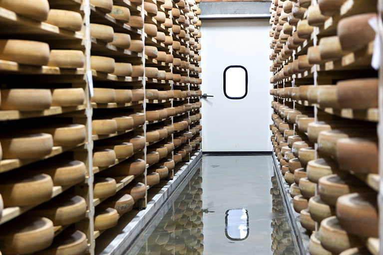 Cave d'affinage : intérieur d'une pièce, porte fermée. © Sonia Dourlot / Région Bourgogne-Franche-Comté, Inventaire du patrimoine - 2018