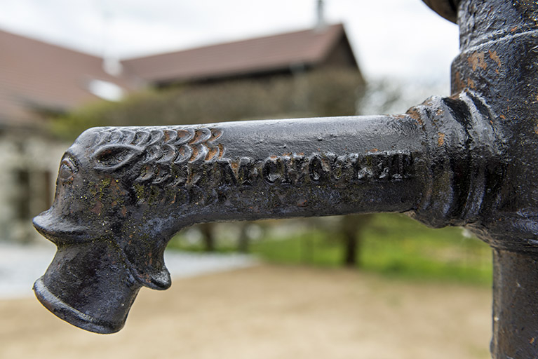 Inscription sur le bec d'écoulement. © Sonia Dourlot / Région Bourgogne-Franche-Comté, Inventaire du patrimoine - 2019